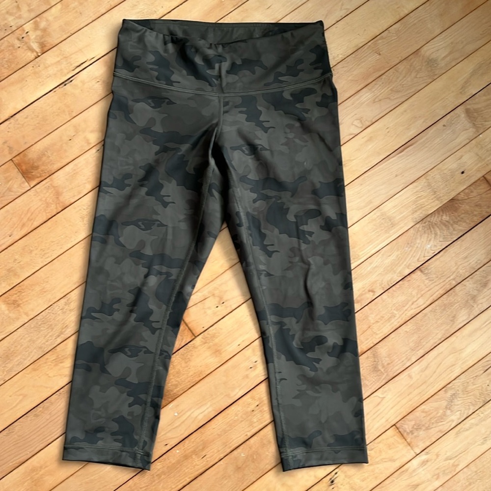 Lululemon camo wonder under capris